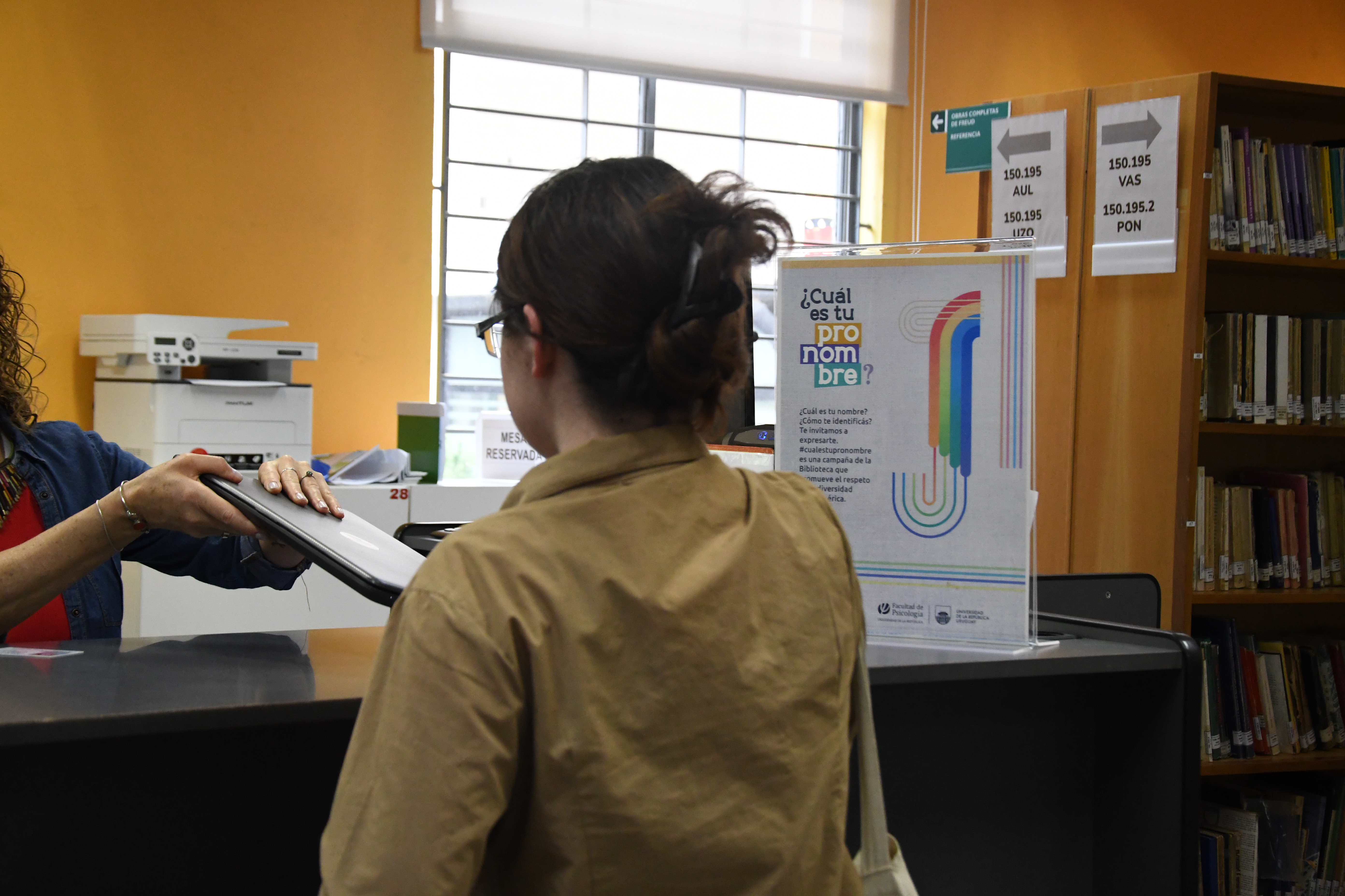 usuario devolviendo computadora portatil