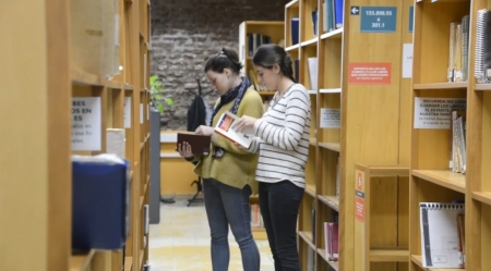 Fotografía de estudiantes en la biblioteca de Facultad