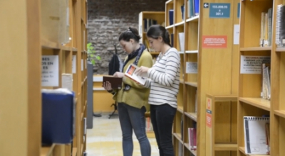 Fotografía de estudiantes en la biblioteca de Facultad